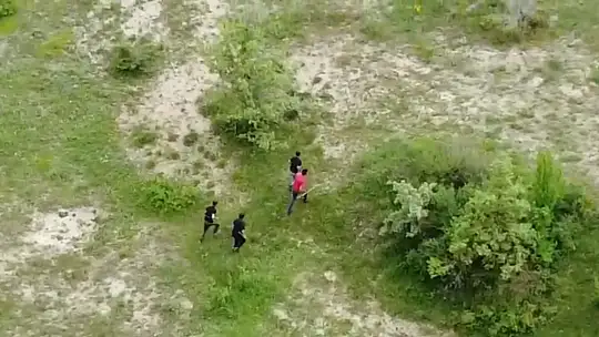 Muhtar, kaçak kazı şüphelilerini dronla görüntüledi