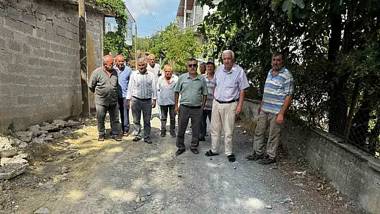Muhtar ve köylünün yol çilesi