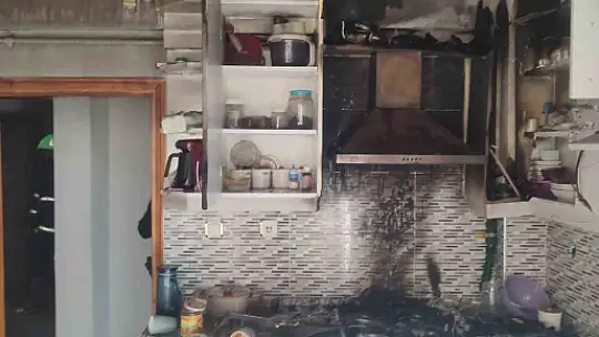 Mutfakta çıkan yangın evi küle çeviriyordu