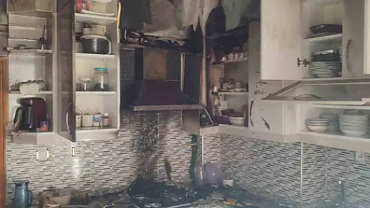 Mutfakta çıkan yangın evi küle çeviriyordu