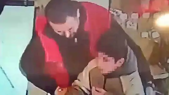 Nefes borusuna yiyecek kaçan öğrenciyi market sahibi Heimlich manevrasıyla kurtardı