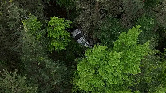 Nişanlı çifti ayıran kazada uçuruma yuvarlanan araç 7 saatlik çalışmayla çıkartıldı