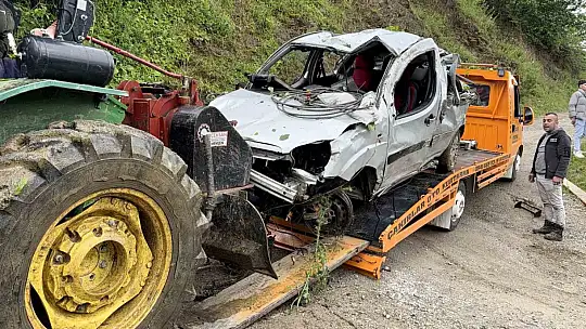 Nişanlı çifti ayıran kazada uçuruma yuvarlanan araç 7 saatlik çalışmayla çıkartıldı