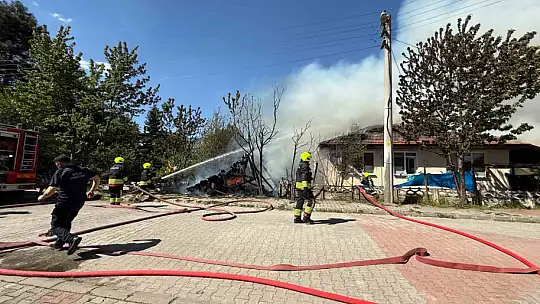 Odunlukta çıkan yangın eve sıçradı: Tek katlı ev küle döndü
