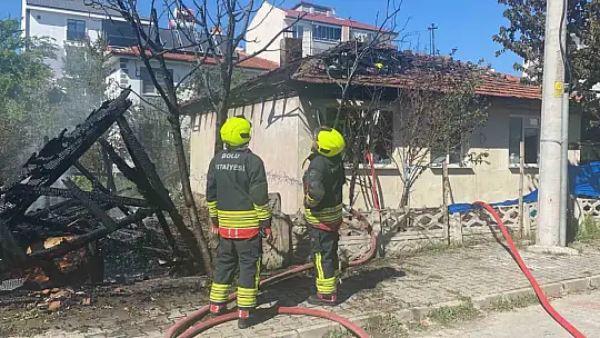 Odunlukta çıkan yangın eve sıçradı: Tek katlı ev küle döndü