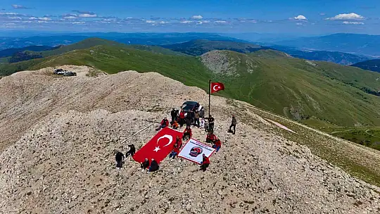 Off-road tutkunları 2 bin 587 rakımlı zirvedeki Türk bayrağını değiştirdi
