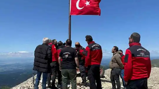 Off-road tutkunları 2 bin 587 rakımlı zirvedeki Türk bayrağını değiştirdi