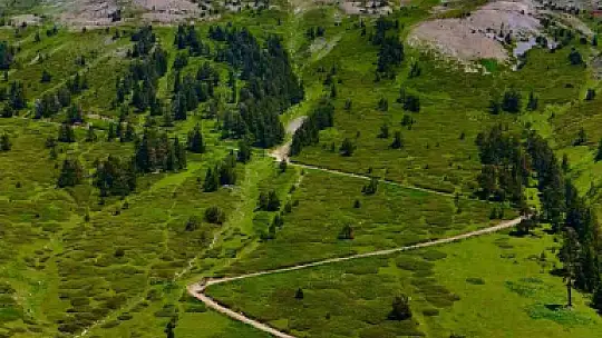 Off-road tutkunları 2 bin 587 rakımlı zirvedeki Türk bayrağını değiştirdi