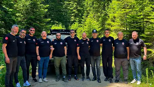 Off-road tutkunları 2 bin 587 rakımlı zirvedeki Türk bayrağını değiştirdi
