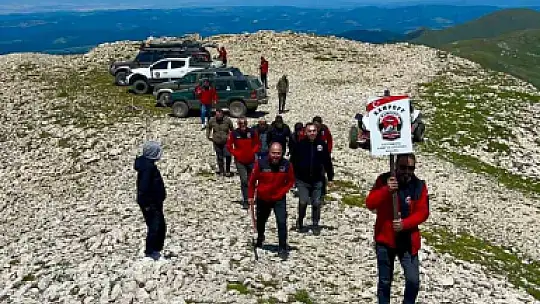 Off-road tutkunları 2 bin 587 rakımlı zirvedeki Türk bayrağını değiştirdi