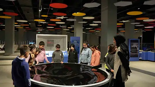 Öğrenciler bilimle tanıştırıyor