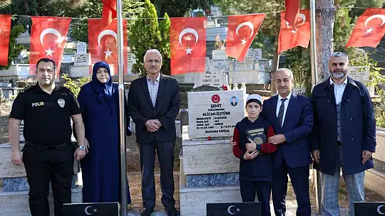 Öğrenciler Şehit Alican Öztürk'ün kabri başında dualarla andı
