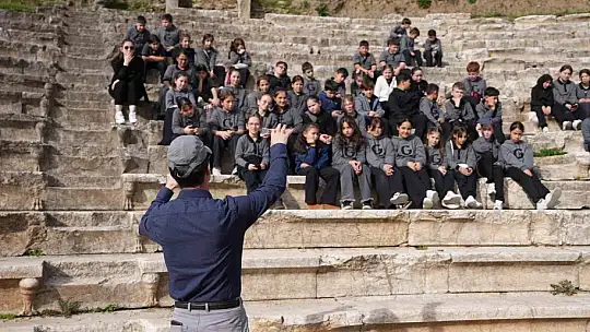 Öğrenciler tarihi dokuyu hayranlıkla inceledi