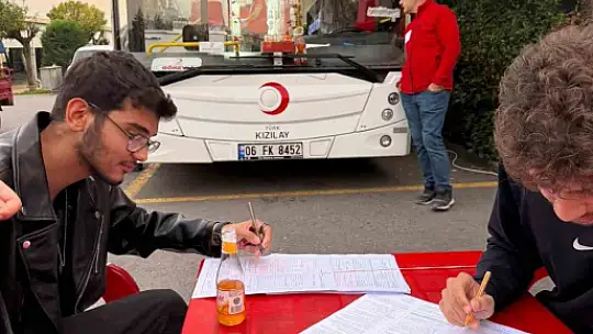 Öğrencilerden Kızılay'a kan bağışı