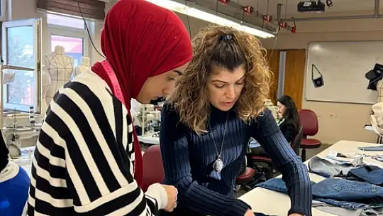 Öğrencilerin elinde pantolonlar ürüne dönüştü