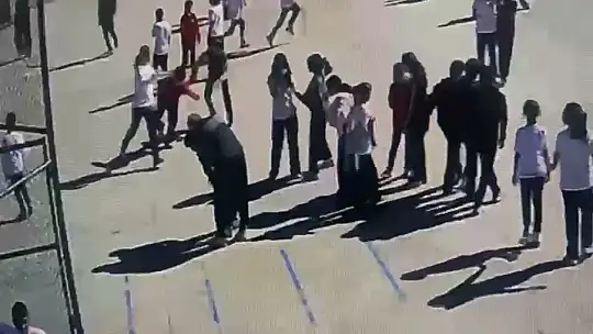 Öğretmenin hayat kurtaran manevrası güvenlik kamerasında