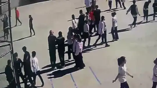 Öğretmenin hayat kurtaran manevrası güvenlik kamerasında