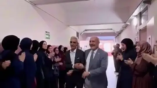Öğretmenliğe sürpriz ile veda etti