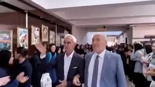 Öğretmenliğe sürpriz ile veda etti