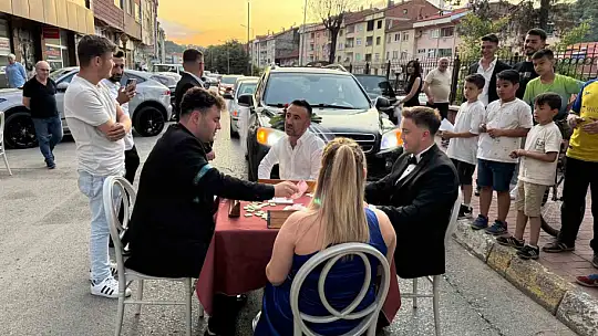 Okey masası kurarak düğün konvoyunun önünü kestiler