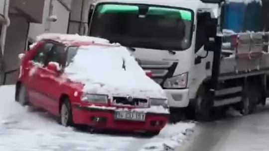 Karlı yolda kontrolden çıktı, park halindeki araçlara çarptı