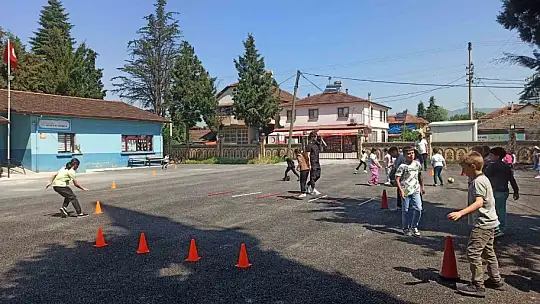 Okul bahçesinde geleneksel oyunları oynadılar