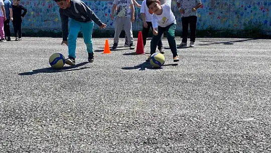 Okul bahçesinde geleneksel oyunları oynadılar