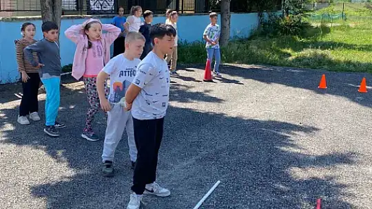 Okul bahçesinde geleneksel oyunları oynadılar