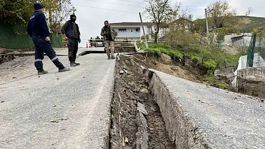Okul inşaatının yanında çöken yol dronla görüntülendi