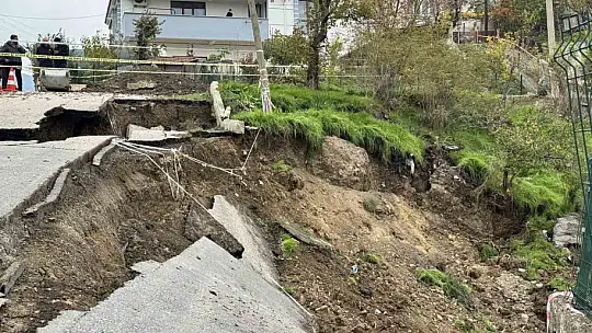 Okul inşaatının yanında çöken yol dronla görüntülendi