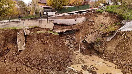 Okul inşaatının yanında çöken yol dronla görüntülendi