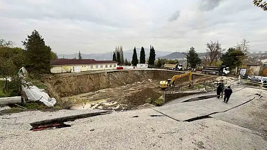 Okul inşaatının yanında çöken yol dronla görüntülendi