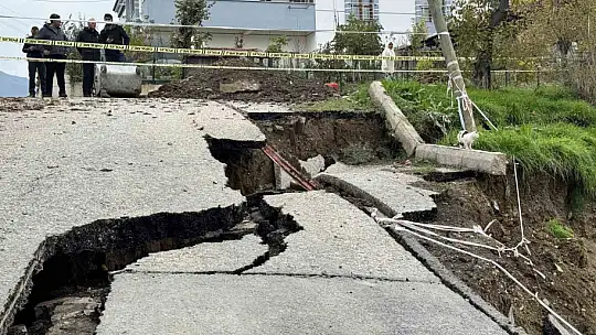 Okul inşaatının yanında çöken yol dronla görüntülendi