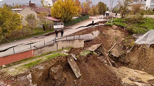 Okul inşaatının yanında çöken yol dronla görüntülendi