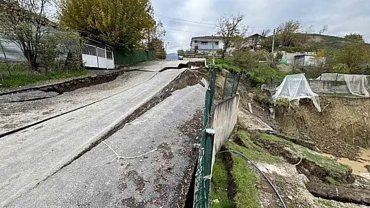 Okul inşaatının yanında çöken yol dronla görüntülendi