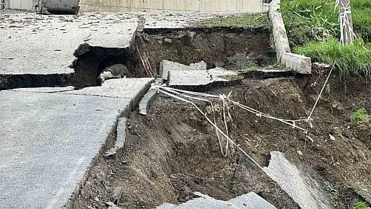 Okul inşaatının yanında çöken yol dronla görüntülendi