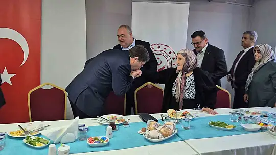 Önce annesinin mezarını ziyaret etti sonra şehit anneleri ile buluştu