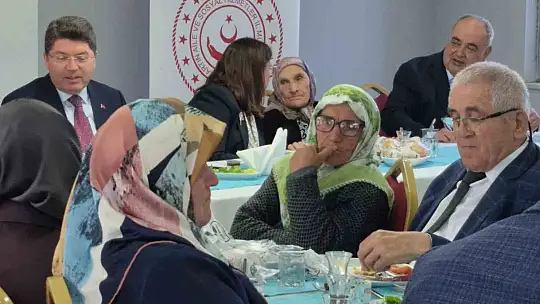 Önce annesinin mezarını ziyaret etti sonra şehit anneleri ile buluştu