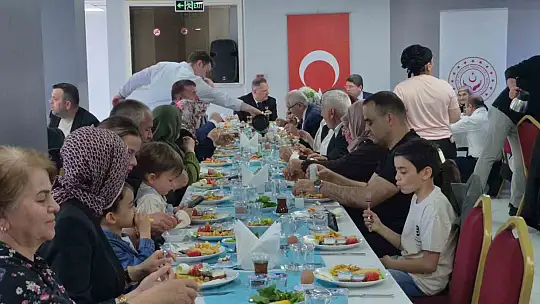 Önce annesinin mezarını ziyaret etti sonra şehit anneleri ile buluştu