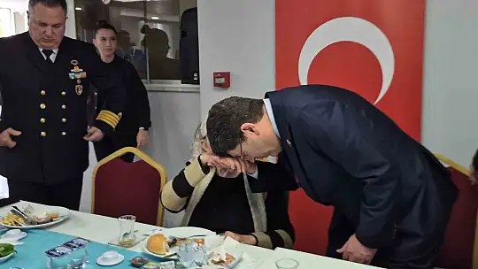 Önce annesinin mezarını ziyaret etti sonra şehit anneleri ile buluştu