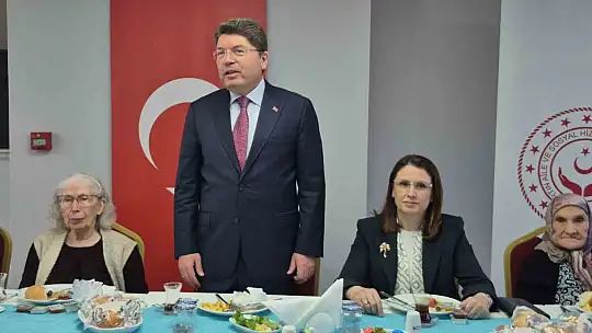 Önce annesinin mezarını ziyaret etti sonra şehit anneleri ile buluştu