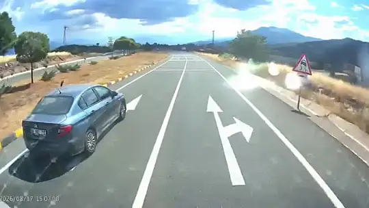 Önce hatalı sollama yapmaya çalıştı sonra tır sürücüsüne el hareketi yaptı