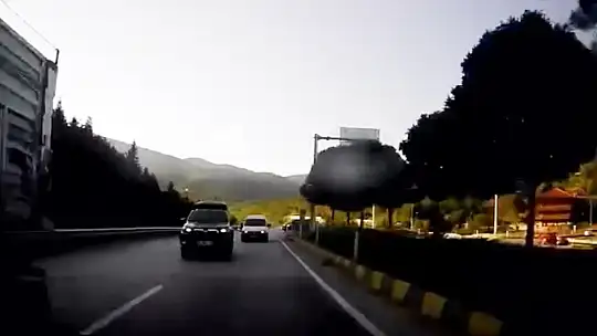 Önce hatalı sollama yapmaya çalıştı sonra tır sürücüsüne el hareketi yaptı