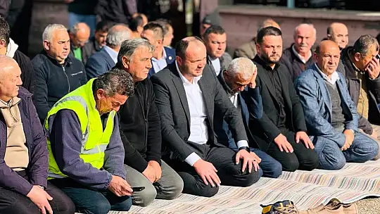 Onlarca kişinin mezar yeri taşınmıştı, gıyabi cenaze namazı kılındı