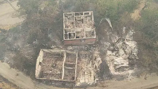 Orman yangınında zarar gören köydeki evler dron ile görüntülendi