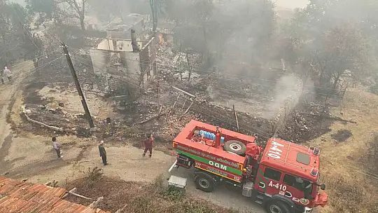 Orman yangınında zarar gören köydeki evler dron ile görüntülendi