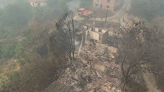 Orman yangınında zarar gören köydeki evler dron ile görüntülendi