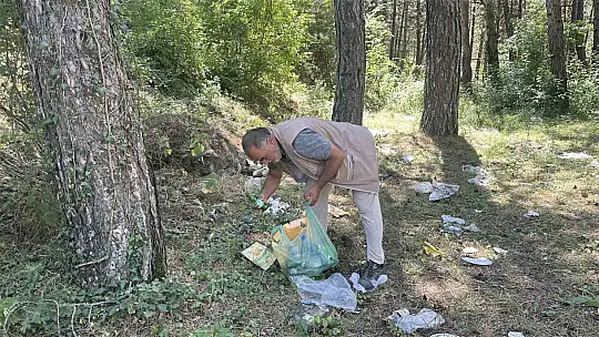 Ormana atılan cam şişeler hayrete düşürdü: Duyarsız kalmayan vatandaşlar tek tek topladı