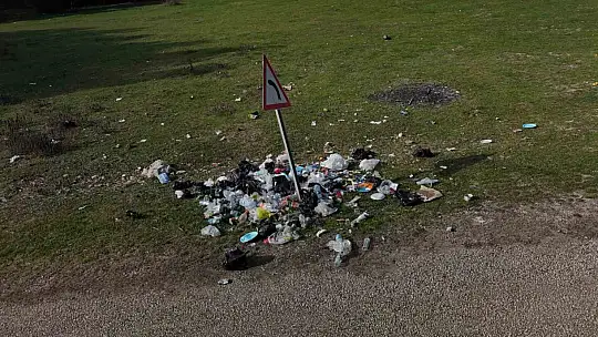 Ormanlık alanda çöp yığınları