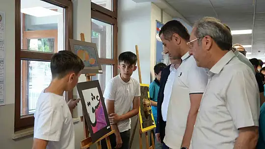 Ortaokul öğrencilerin atık malzemelerden yaptığı tasarımlar büyük ilgi gördü